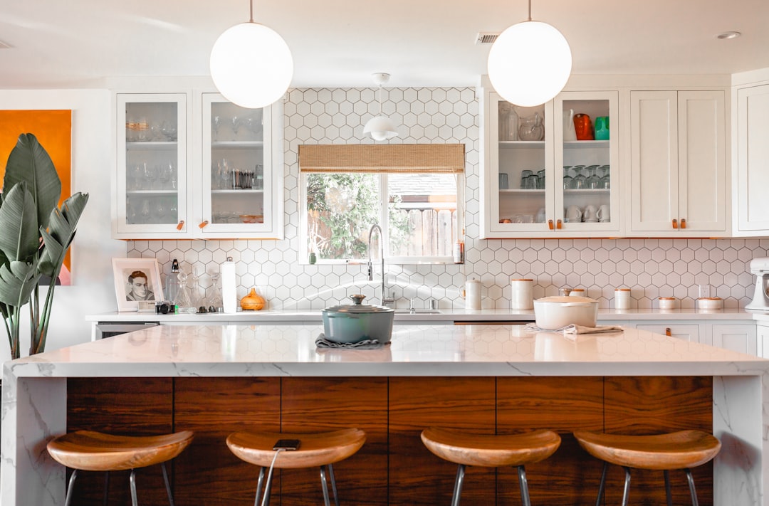 Moderne keuken met minimalistisch interieurontwerp.