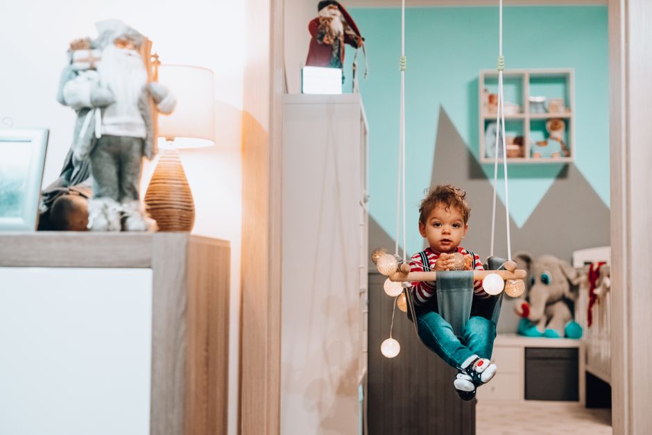 Heldere muurdecoratie voor kleurrijke kinderkamer.