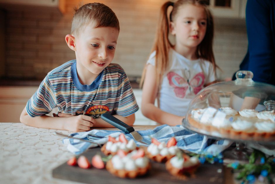 Praktische opbergoplossingen voor speelse kinderkamer.