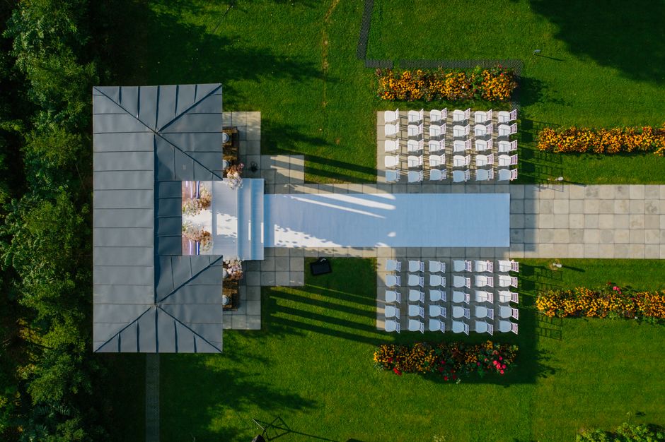 Kleine stadstuin met kleurrijke bloemen en planten.