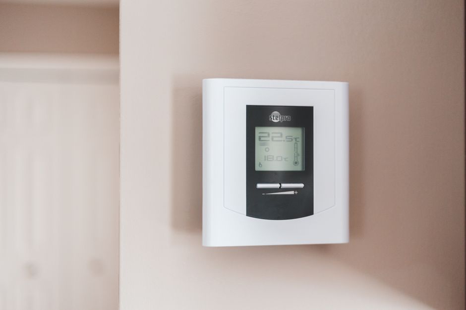 Zomerse zonneschijn door energiezuinige woningramen.