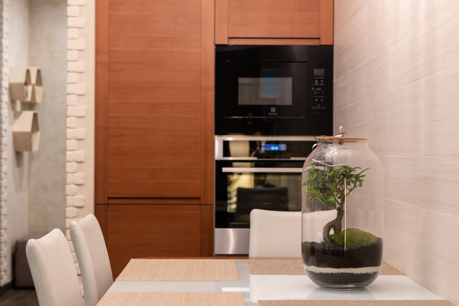Keramische borden en schalen op houten plank.