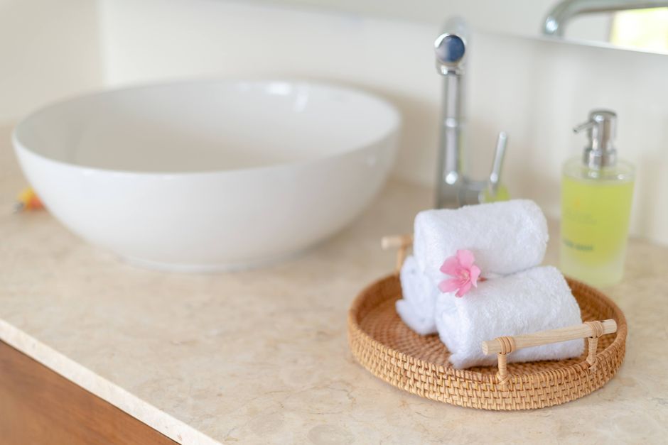 Rotan mand naast een rustgevende douche.