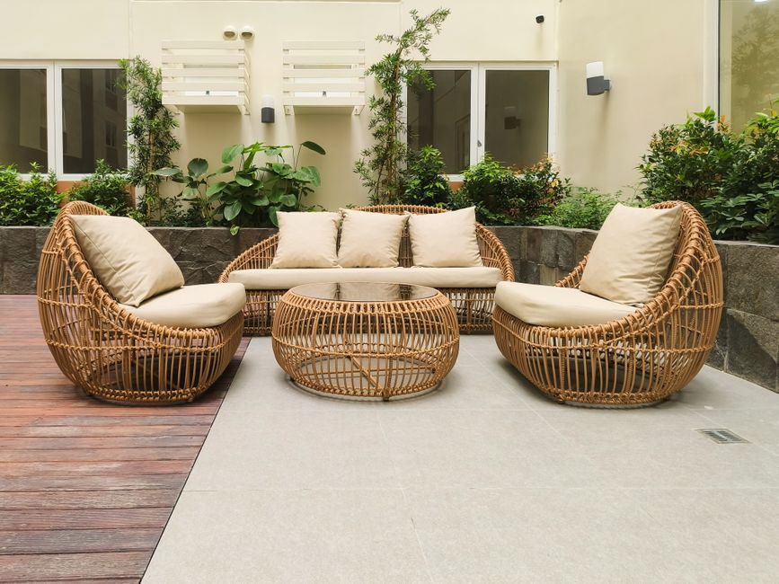 Stijlvolle gebogen loungestoelen op groene grasmat.