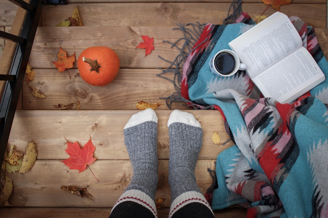 Gezellige leeshoek met warme dekens en boeken. Gezellige leeshoek met warme dekens en boeken.