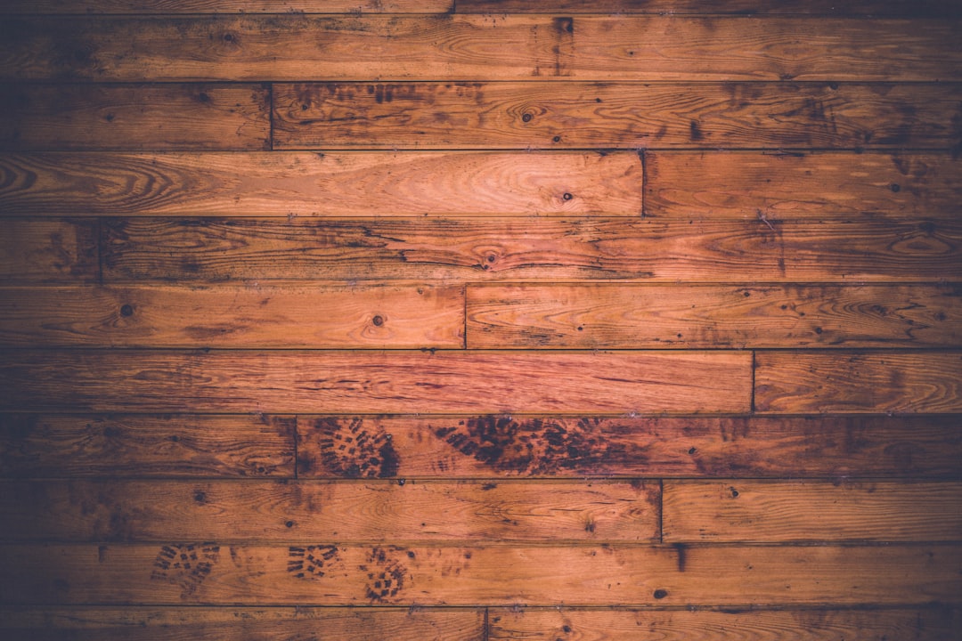 Houten planken en groene planten in badkamer.