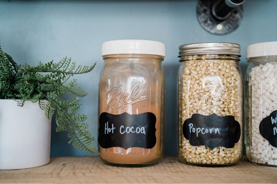 Decoratieve potten vol warme chocolademelk mix.
