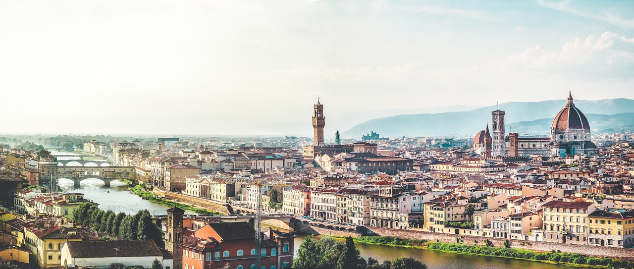 Herfsthuis met Toscane landschapscanvas aan muur.