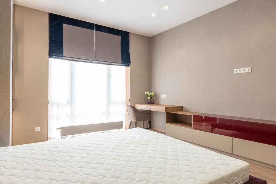 Slaapkamer met dikke rolgordijn voor isolatie.